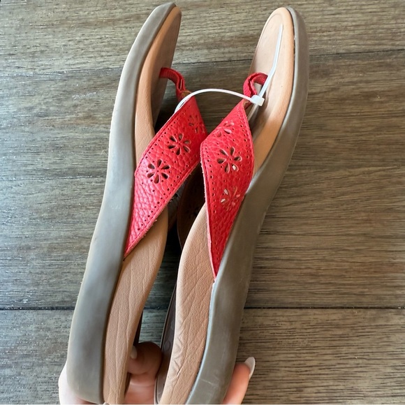 Red floral Vionic flip flops - Picture 6 of 6